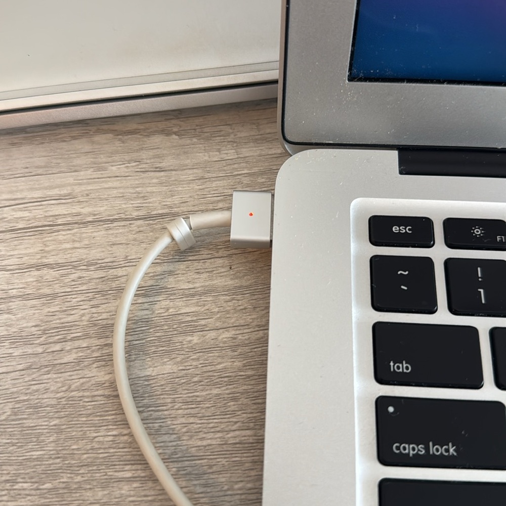 Apple MacBook in Sleek Silver Finish 13 inch - Picture 6 of 8